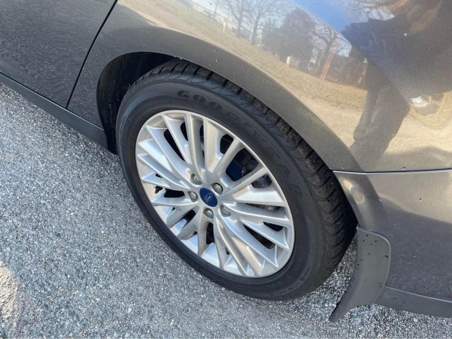 2015 Grey /Black Ford Focus Titanium (1FADP3N26FL) with an 2.0 4 CYL engine, Auto transmission, located at 5700 Curlew Drive, Norfolk, VA, 23502, (757) 455-6330, 36.841885, -76.209412 - Photo#7